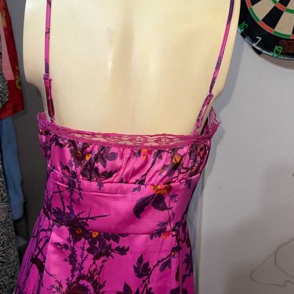 UO Audrey Lace Detail Midi Dress
See all Urban Outfitters Fuchsia Size Large - Picture 9 of 16